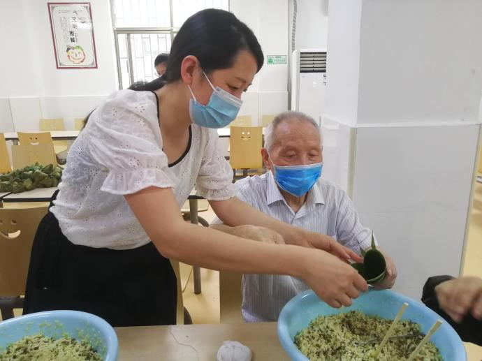 端午粽香情更浓 关爱老人在心中