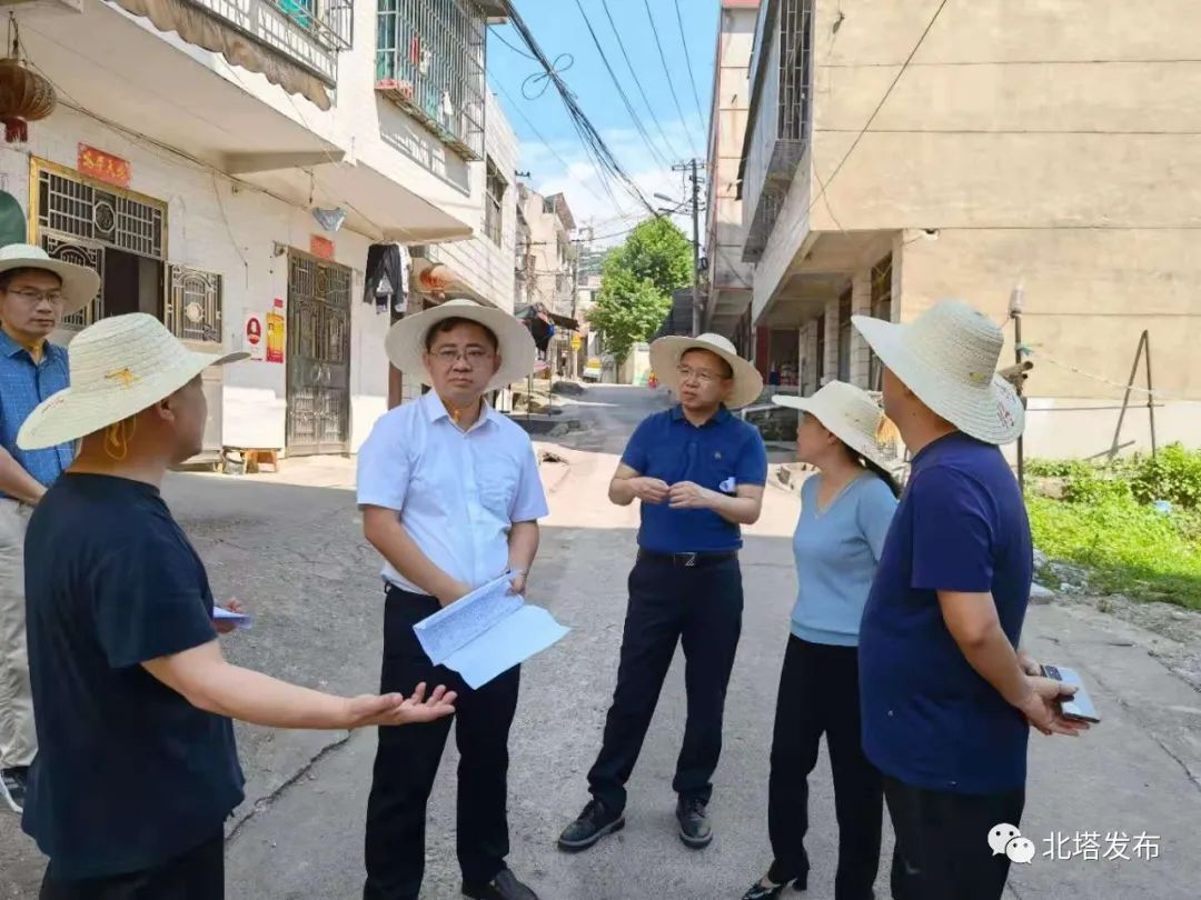 肖平到辖区内检查老旧小区改造项目建设
