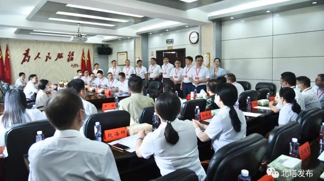 区领导到各代表团看望慰问党代表