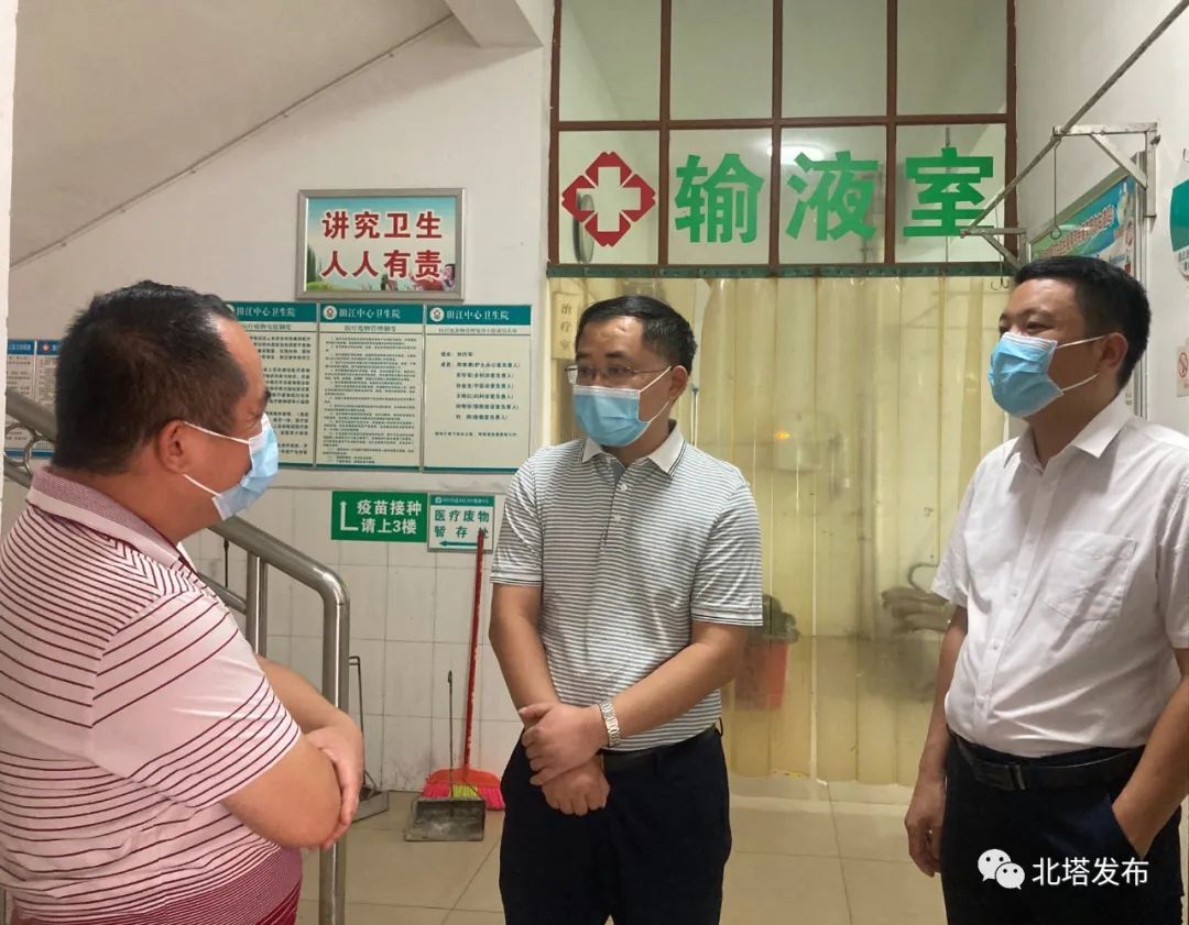 区委书记肖平看望慰问一线医务人员
