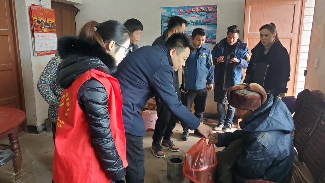 邵阳北塔新滩镇街道：心系困难群众 雪天慰问暖人心