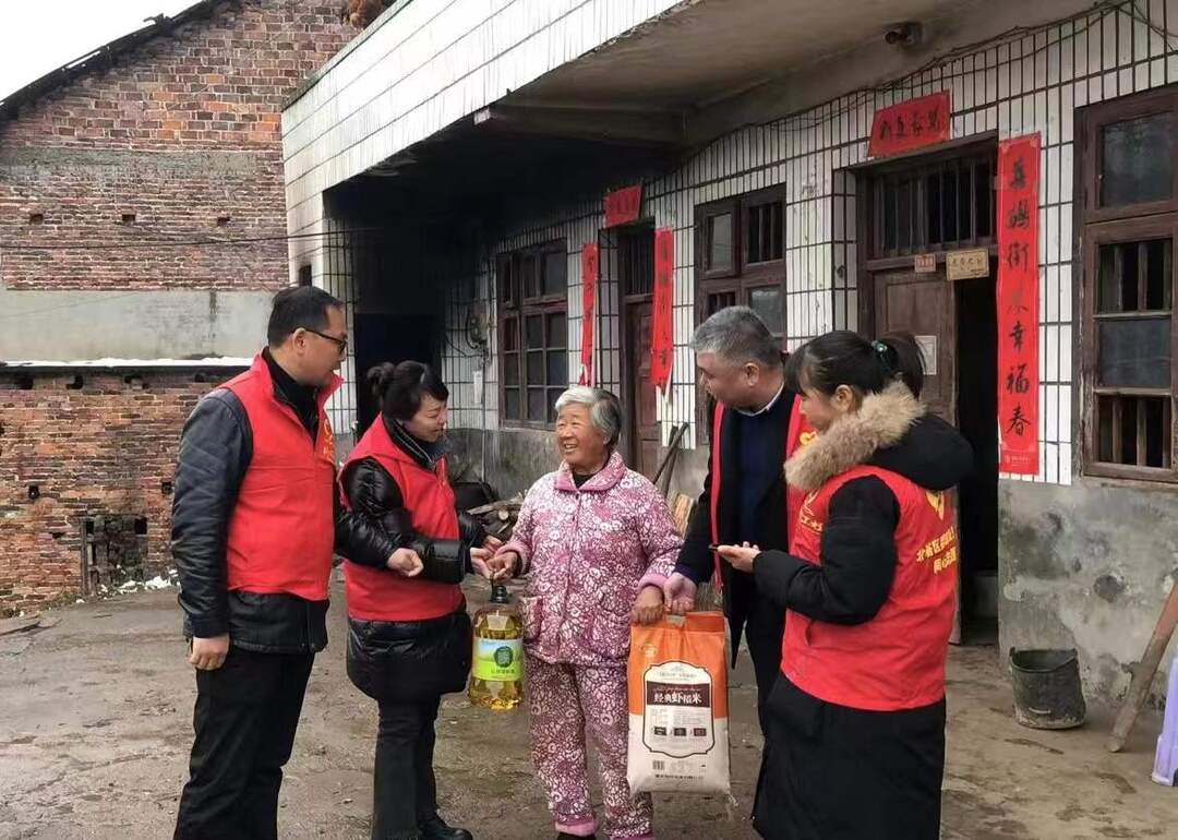 雪后走基层 冬日送温暖