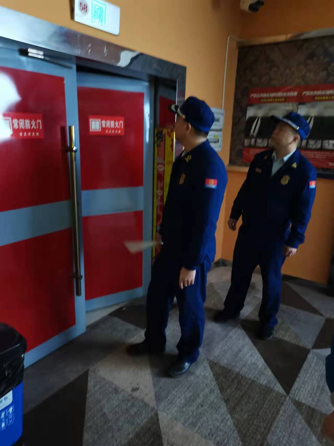 北塔区消防救援大队开展娱乐场所消防安全夜查专项行动