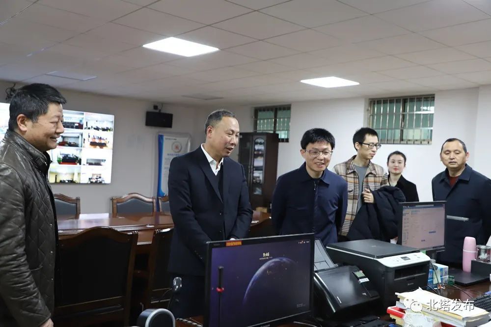 吴小明率队到区法院调研