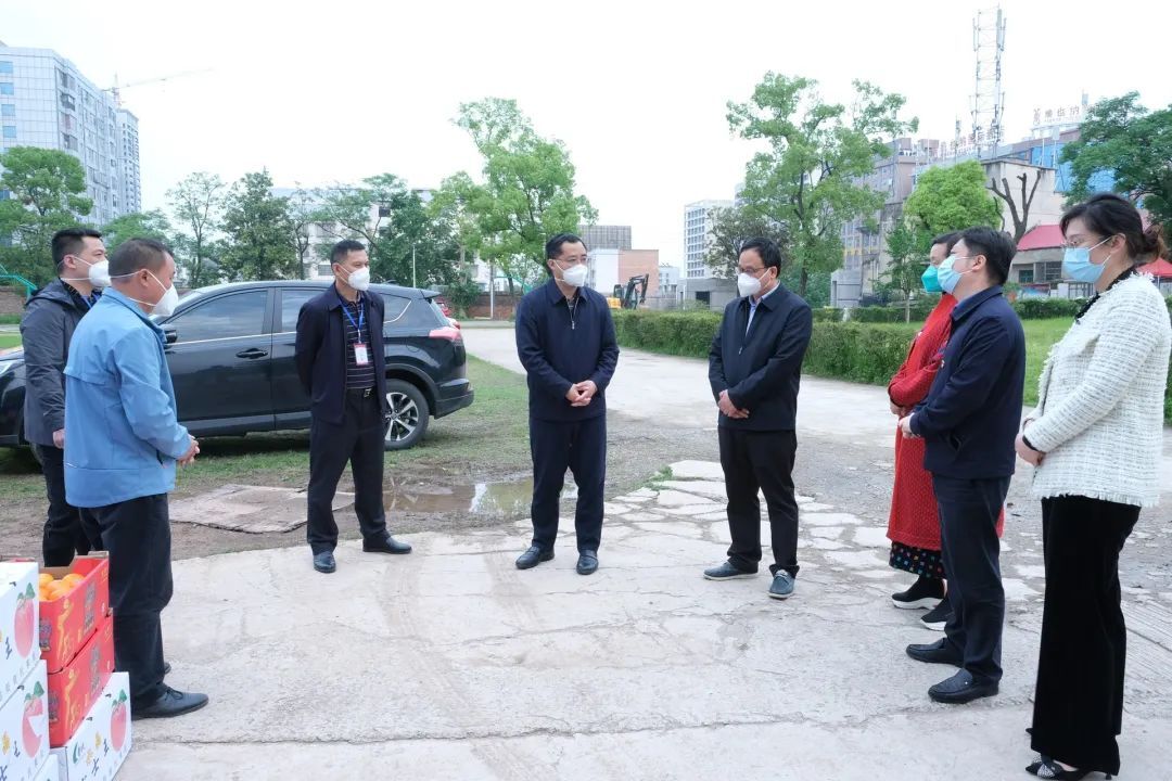 防疫情 有温情 向一线劳动者致敬！肖平带队慰问隔离点工作人员