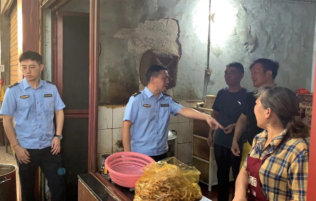市区联动执法，开展大气污染防治专项  执法行动