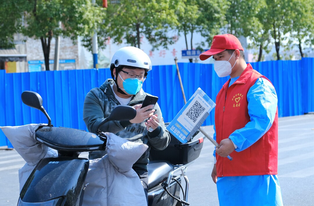 “橄榄绿”化身“志愿红” 坚守一线显担当