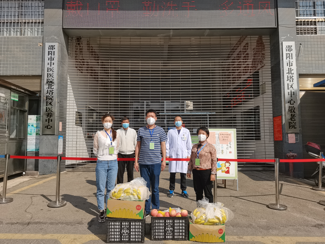 隔院有爱送温暖，同心抗“疫”护平安