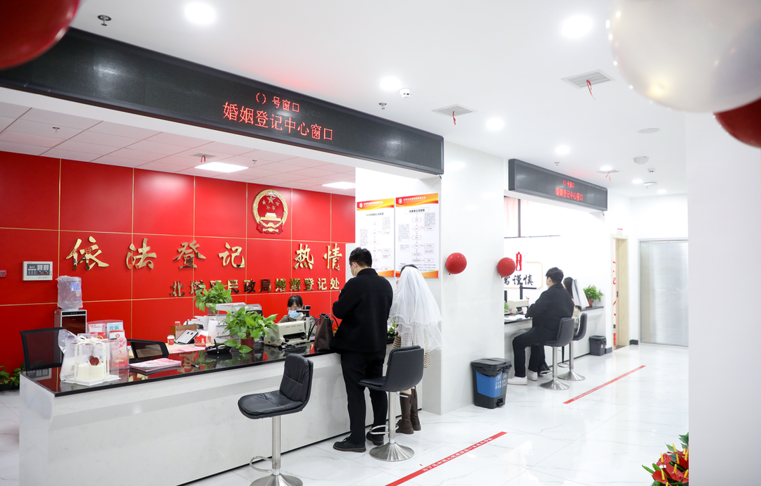 北塔区婚登中心搬新家  迎来首批领证新人