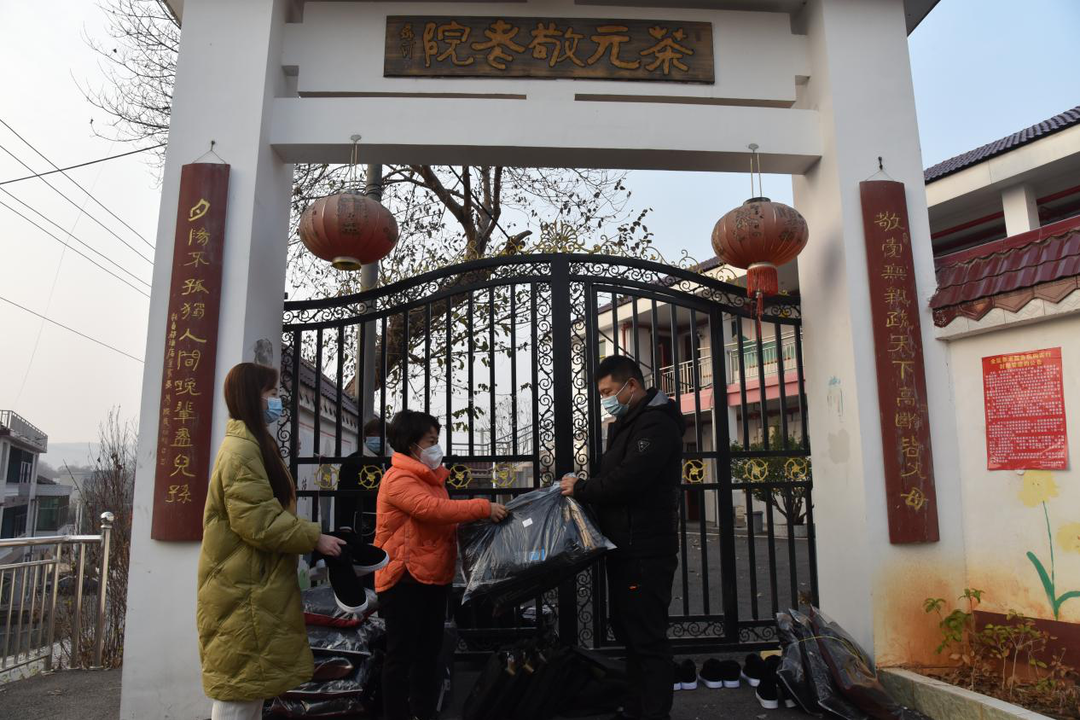 邵阳北塔：送衣送鞋送关爱  暖身暖脚更暖心
