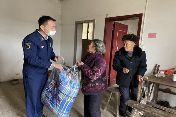 区消防救援大队开展春节前走访慰问“结对帮扶”对象