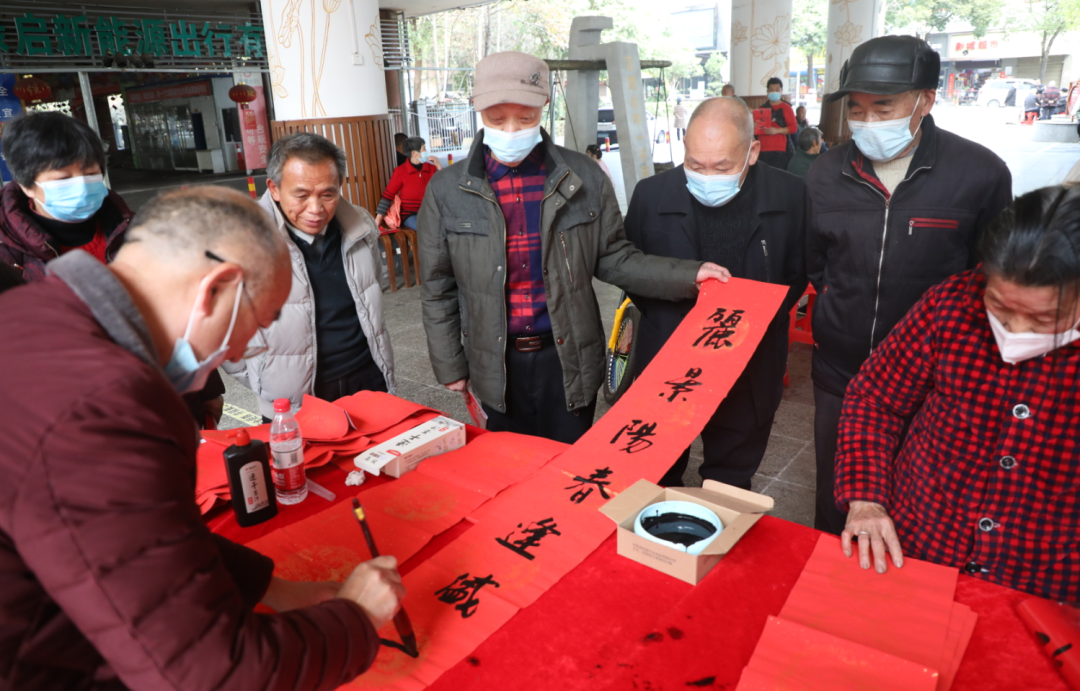 新春送春联 墨香传温情