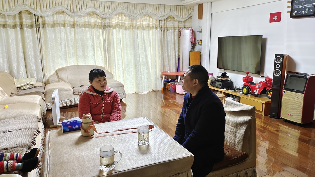 节前慰问暖人心 冬日关怀递真情