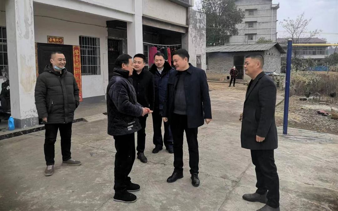 王永红到新滩镇街道看望慰问困难党员