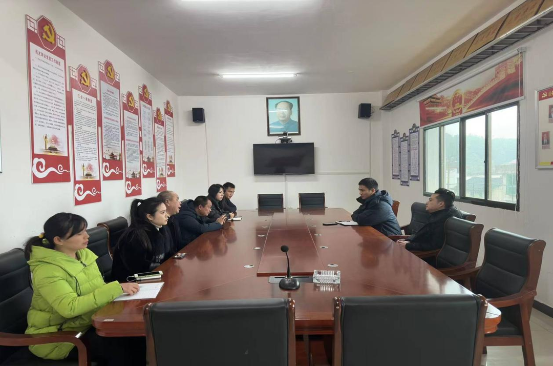 邵阳市生态环境局北塔分局与邓家村开展污水协调会