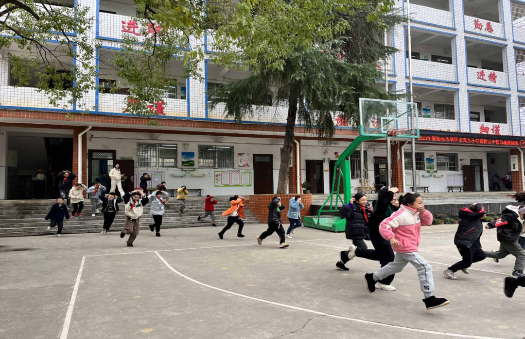 茶元头小学开展消防疏散演练活动