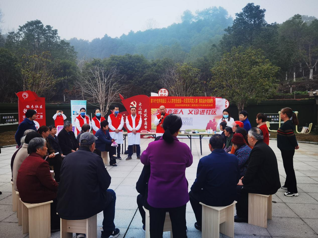 健康义诊进社区   志愿服务暖人心