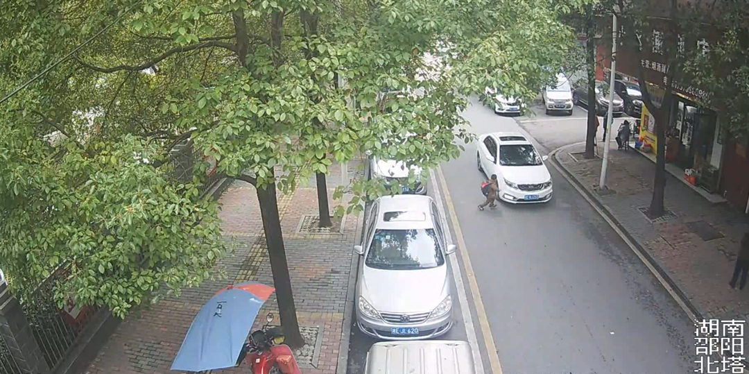 邵阳北塔：“熊孩子”横冲马路  引发事故负主责