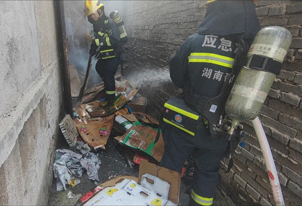 小孩放鞭炮引纸板着火 北塔消防快速灭火