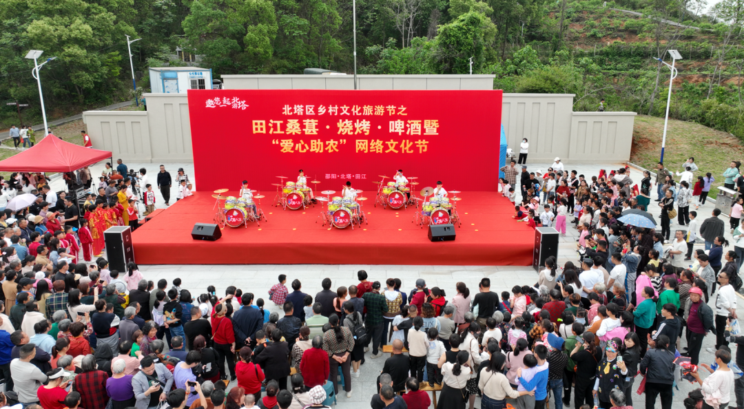 𠈌𠈌𠈌！邵阳这个村火了 五一首日挤挤挤