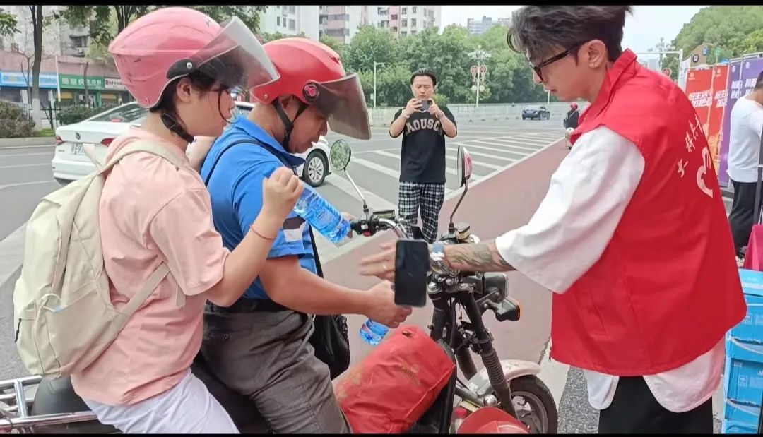 北塔区西湖桥广场：爱心送考驿站为广大考生加油助力！