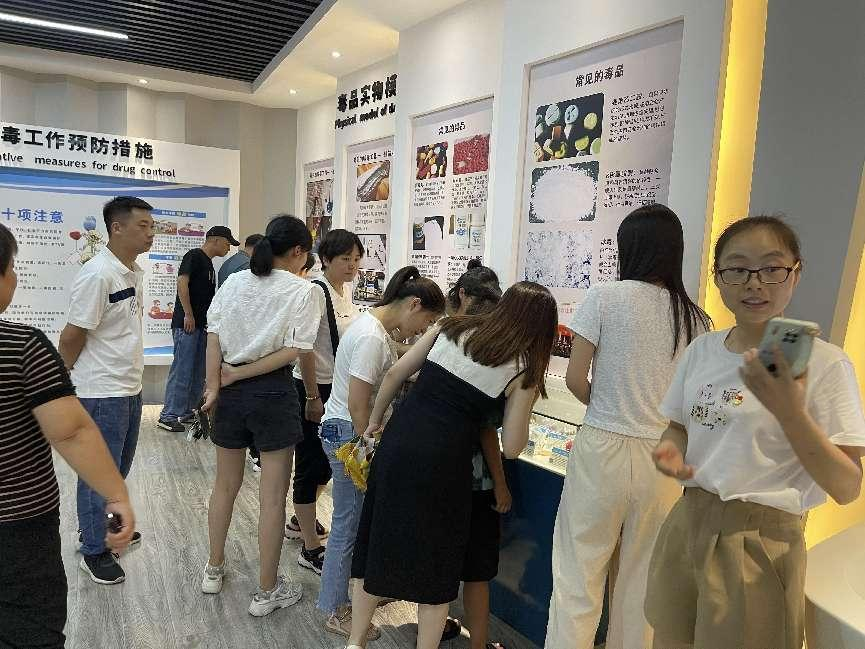 北塔区卫健局组织党员干部职工到禁毒 教育基地接受警示教育