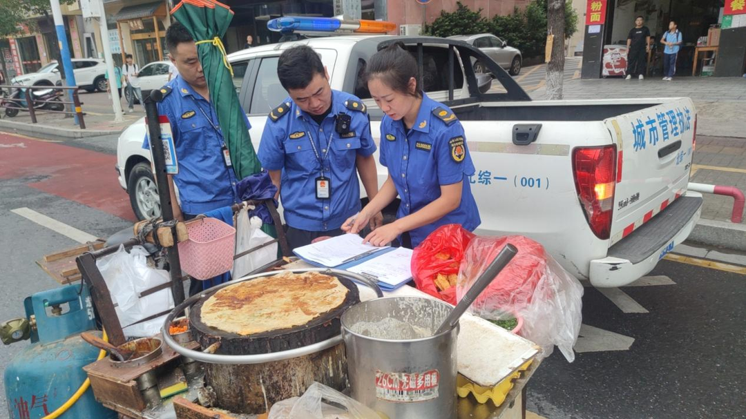 北塔城管：发挥党员先锋作用 规范校园周边环境
