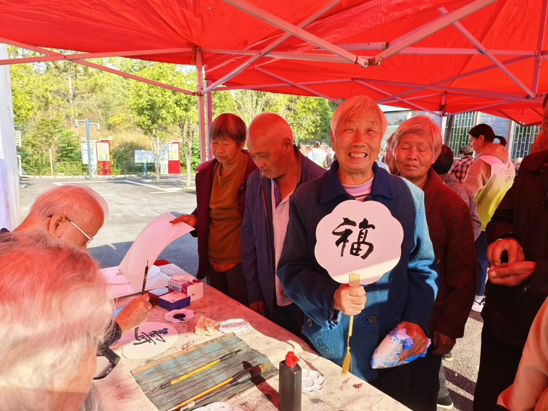 北塔区民政局开展重阳节关爱老年人志愿服务活动