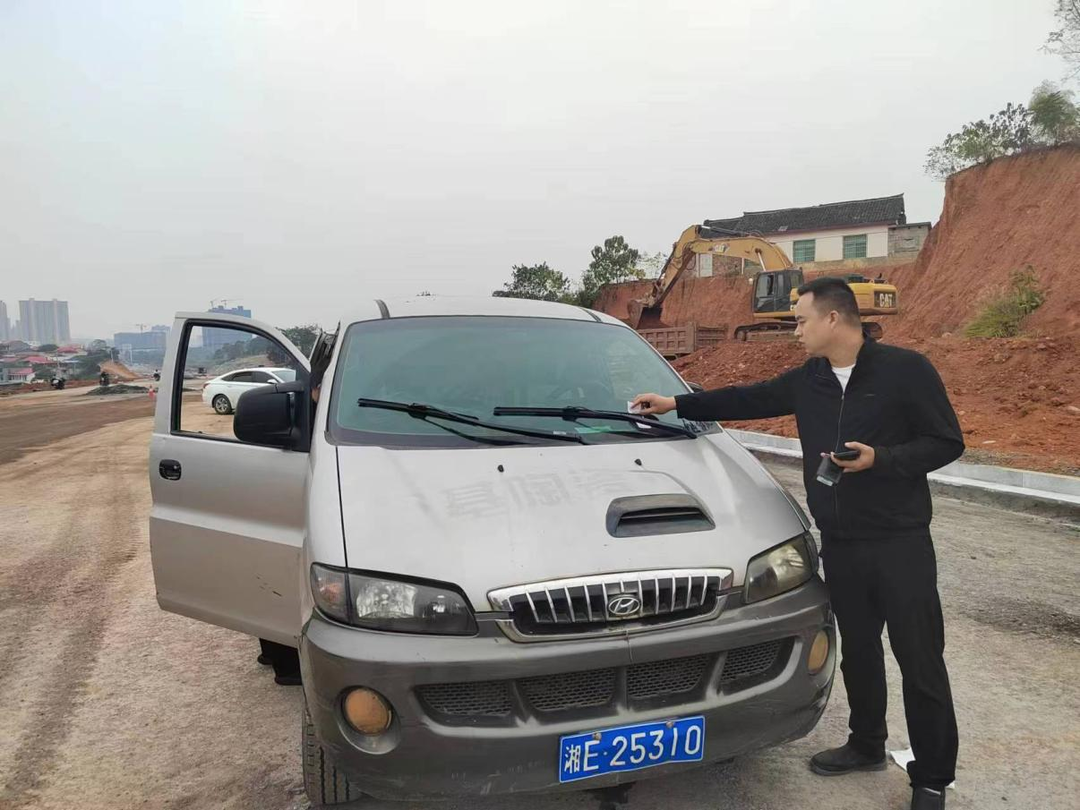 面包车储存危险化学品柴油？严查！