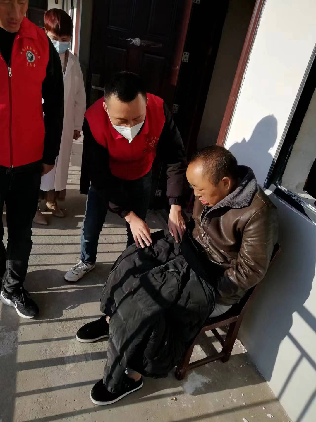 新滩镇街道：平安关爱在行动 走访慰问暖人心