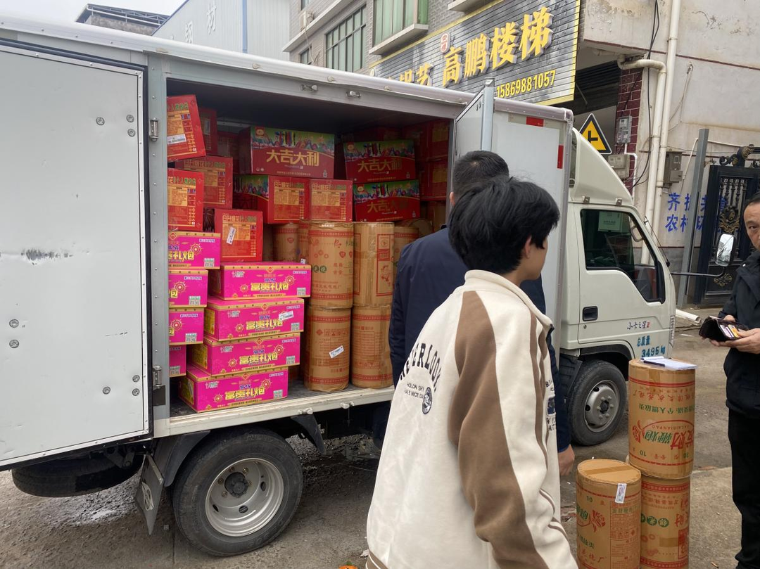 北塔区查处一起非法运输烟花爆竹案