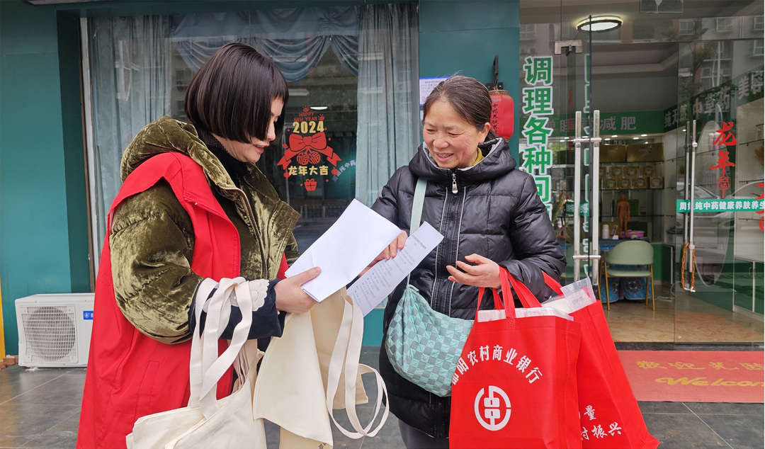 创文宣传入户 文明理念入心