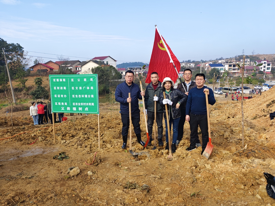 春风绿万木 植树好时节：北塔区医保局参与义务植树活动