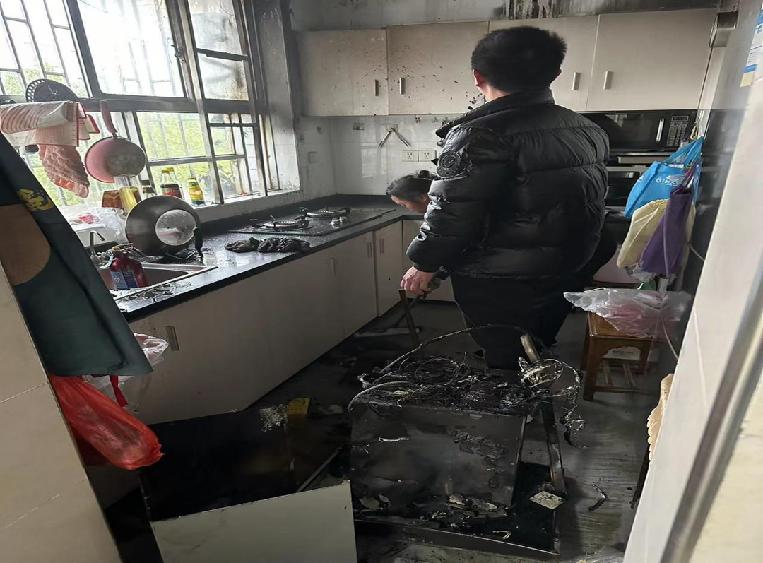 状元洲街道：居民炒菜忘关火引火灾，消防演习显成效，自救灭火保家园
