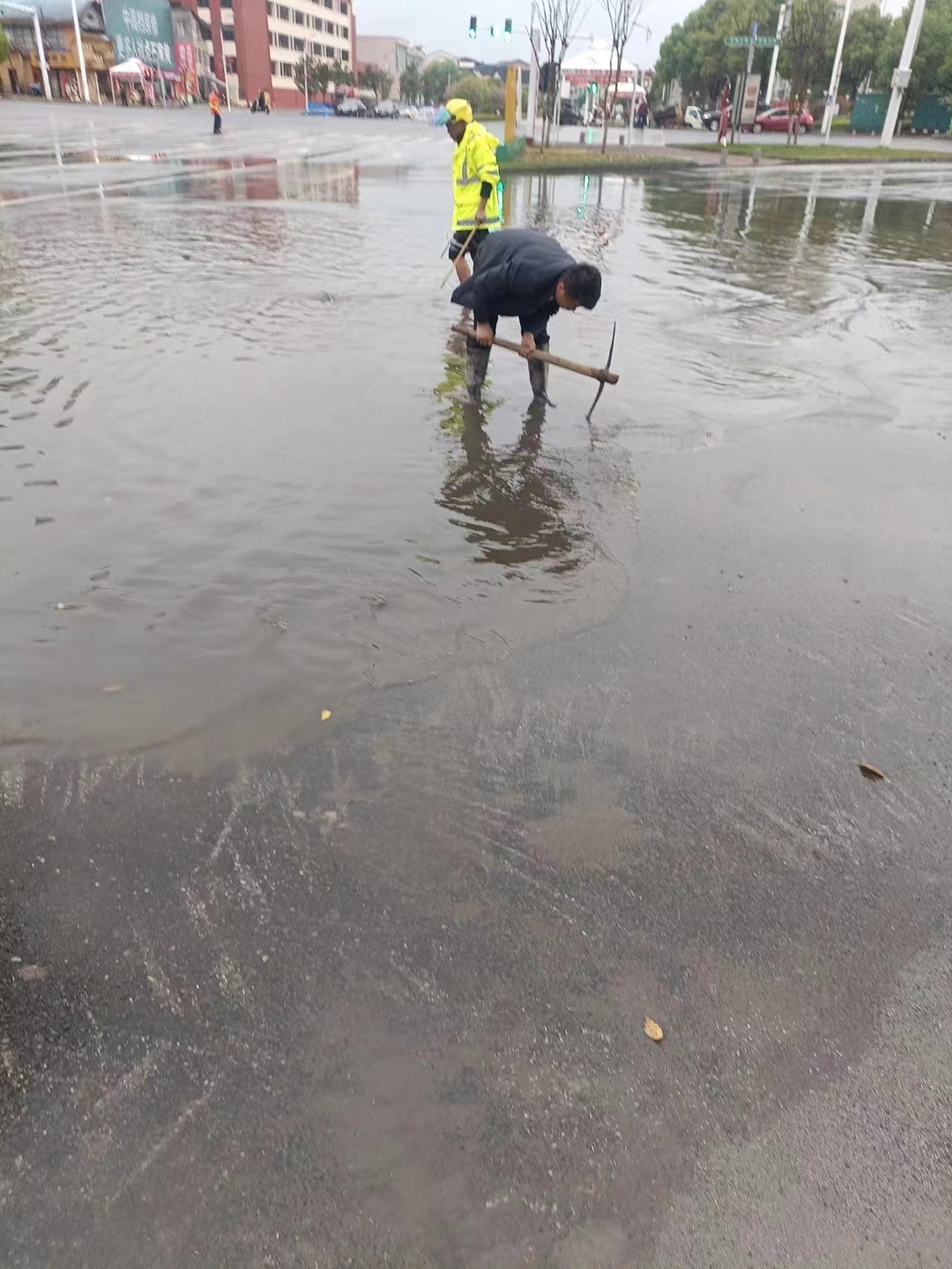 暴雨导致路面积水 他们挺身而出→