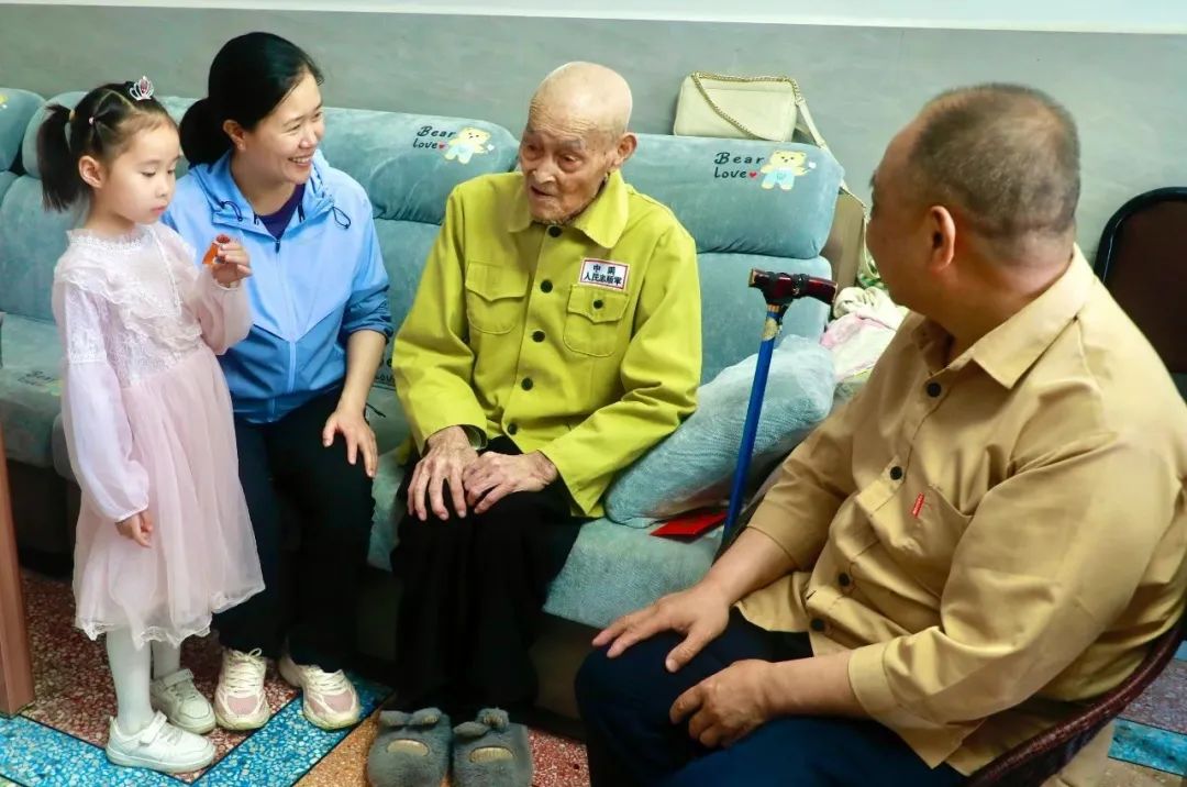 为抗美援朝老兵庆生 致敬最可爱的人