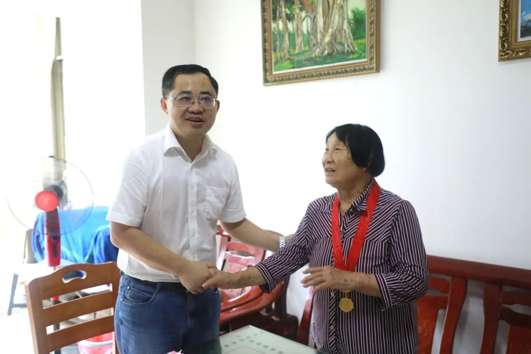 肖平走访慰问老党员和困难党员