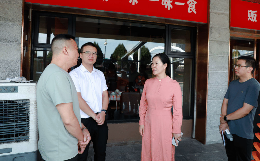 实地调研 优化环境 释放夜市经济活力