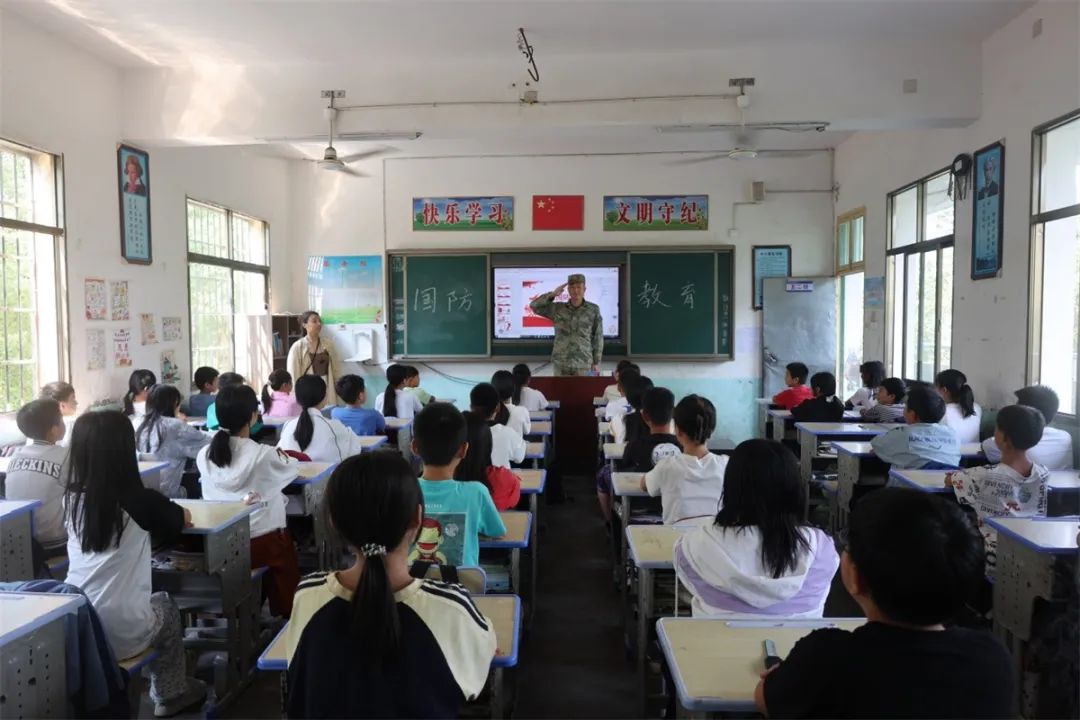 国防教育进校园 点燃少年强国梦