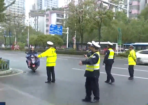 北塔交警开展“机非分离”整治劝导行动