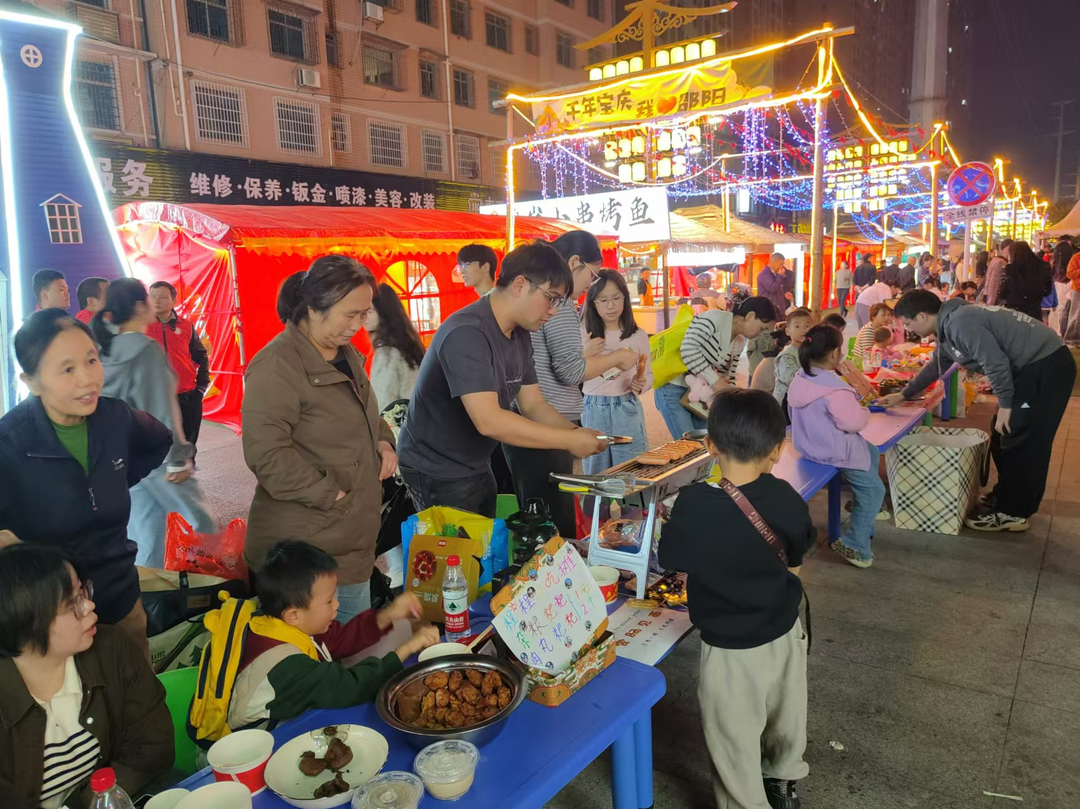 “摊玩”市集 “乐享”邻里——北塔区“淘淘夜市”周末跳蚤市场开市