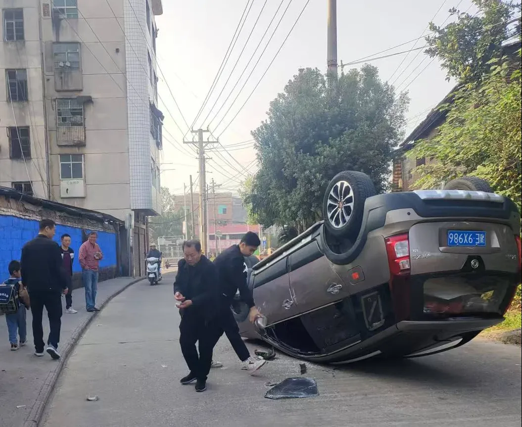 邵阳一学校老师路遇车祸砸窗救人！他是一名退役军人，还是一名共产党员