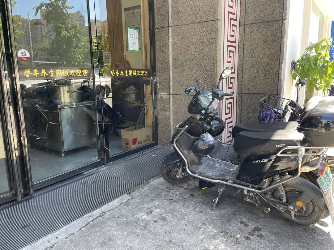 邵阳一餐饮场所堵塞安全出口被消防部门依法处罚