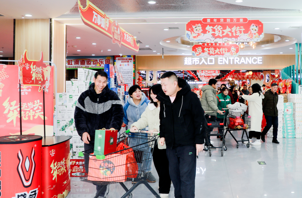 超市年货大街年味浓 市民开启 “买买买” 模式