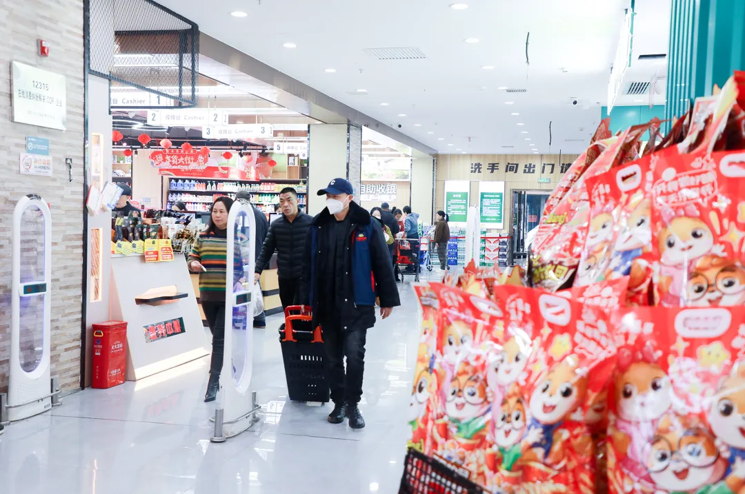 超市年货大街年味浓 市民开启 “买买买” 模式
