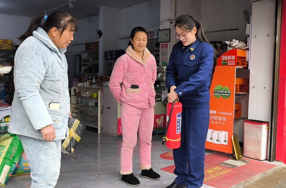 北塔消防宣传进商铺 守好沿街“防火线”