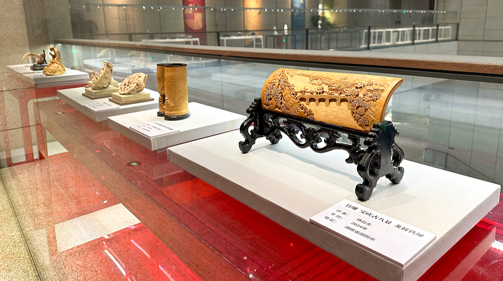 北塔区非遗手艺人杨石生竹雕作品在北京展出