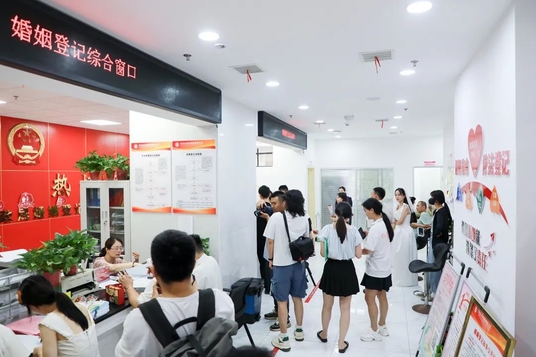 520婚姻登记现场 多对新人共赴 “爱之约”