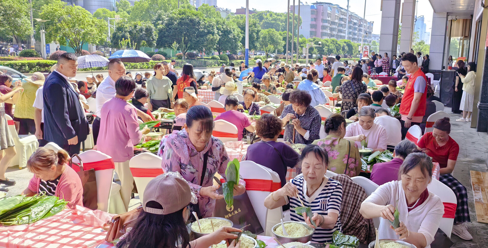 从比赛现场到困难家庭，邵阳北塔区这场包粽子大赛温暖人心