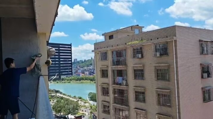 北塔消防化身“摘蜂侠”，妙手摘除马蜂窝为民解忧